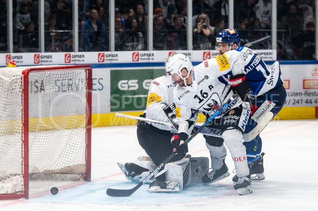 Swiss National League: Semifinals Game 4: ZSC Lions - Fribourg-Gotteron | 14.04.2022, Zürich, Hallenstadion, Swiss National League: Semifinals Game 4: ZSC Lions - Fribourg-Gotteron, #14 Chris Baltisberger (ZSC) schiebt den Puck zum 1:0 über die Torlinie, #20 Torhüter Reto Berra (Fribourg) und #16 Raphael Diaz (Fribourg) kommen zu spät. - Realisiert mit Pictrs.com