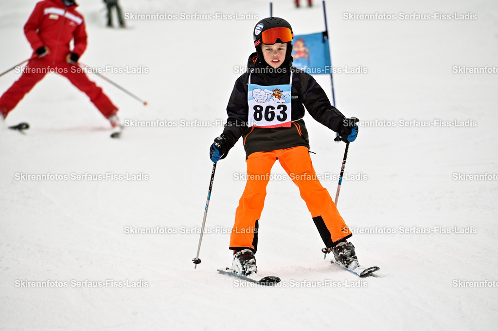 SRF_20.02.2026_1163 | Skirennfotos,Serfaus,Fiss,Ladis,Kinderskirennen,Winter,Tirol,Oberland,skirace,SFL,feelfree,weil wir's genießen,ski,Ski,skifahren,Sonnenplateau, - Realisiert mit Pictrs.com