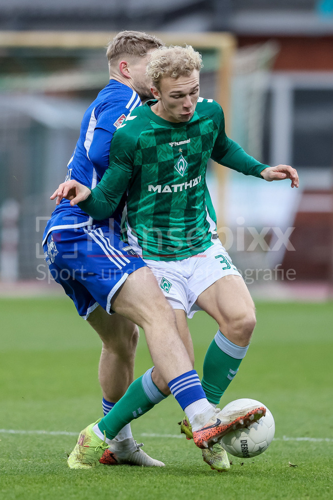 Fussball, Regionalliga Nord, SV Werder Bremen II - BSV Kickers Emden | v.li.: Janek Siderkiewicz (Kickers Emden, 17) und Leon Opitz (SV Werder Bremen II, 35) im Zweikampf, Duell, Dynamik, Aktion, Action, Spielszene