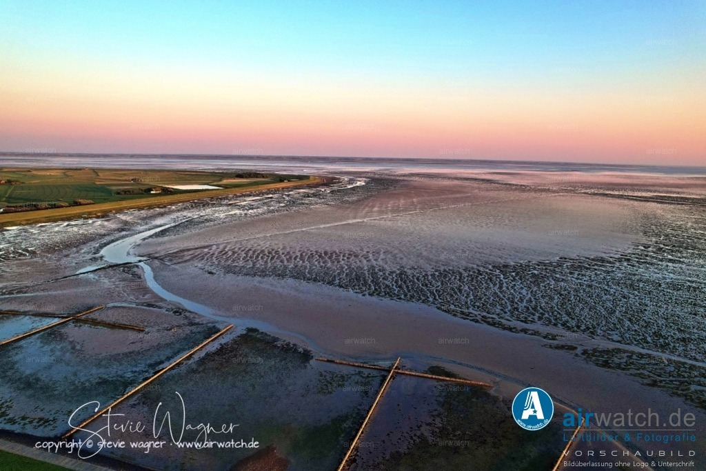 Luftbild Nordstrand, LangerDeich, Dreisprung, Püttenweg, Trendermarsch, Husumer Bucht | Luftbild Nordstrand, LangerDeich, Dreisprung, Püttenweg, Trendermarsch, Husumer Bucht - Die Region lädt zu Spaziergängen, Radtouren und Beobachtungen der einzigartigen Wattfauna ein. Als Nordseeheilbad bietet Nordstrand zudem gesundheitsfördernde Reize durch das maritime Klima.