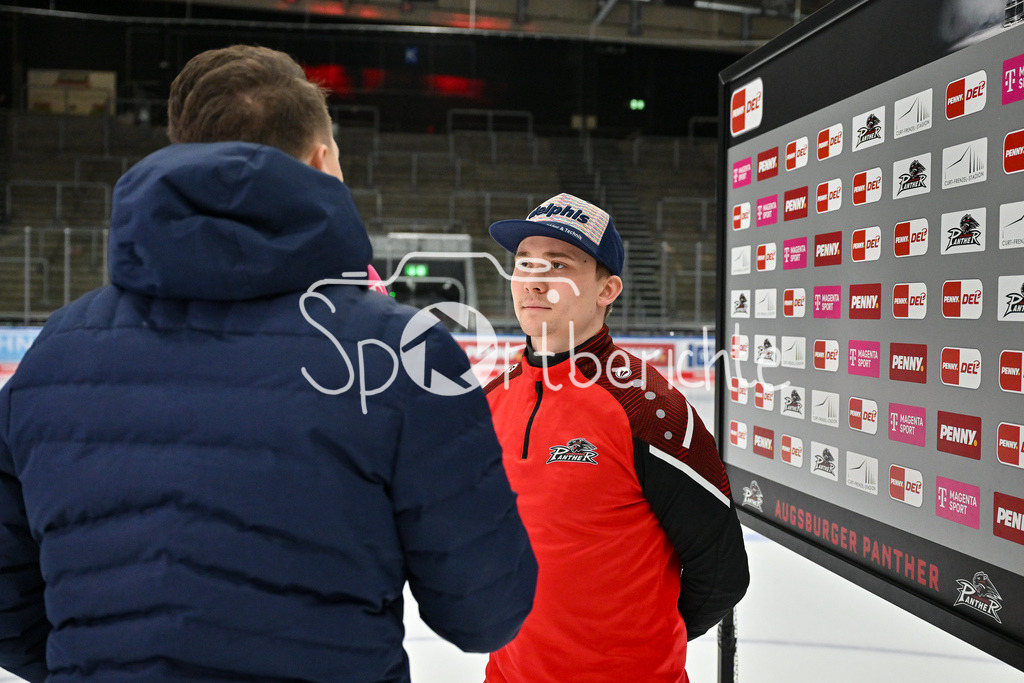 Augsburger Panther - Schwenninger Wild Wings | beim Interview von MagentaSport vor der Partie - Florian ELIAS (Augsburger Panther #67) / DEL: Augsburger Panther - Schwenninger Wild Wings, Curt Frenzel Stadion am 02.02.2025