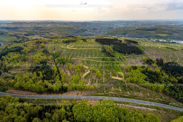 Burbach240502349GrosserStein | Luftbild, Waldgebiet Die Höh und NSG Naturschutzgebiet Großer Stein mit Bundesstraße B54, Waldschäden, Hügel und Täler mit Wohngebieten, Blick nach Burbach, Holzhausen, Burbach, Nordrhein-Westfalen, Deutschland