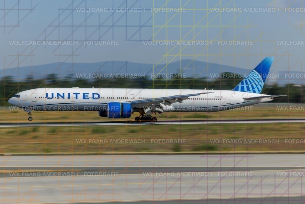 2025710-093610_FRA_25 R_R3B_3665 | Am Flughafen Frankfurt am Main treffen Dynamik und Präzision aufeinander: Startende und landende Flugzeuge verschiedenster Airlines, festgehalten in Farbe und Schwarz-Weiß. Von kraftvollen Silhouetten bis zur majestätischen Erscheinung der Königin der Lüfte – zeitlose Momente moderner Luftfahrt. - Realisiert mit Pictrs.com
