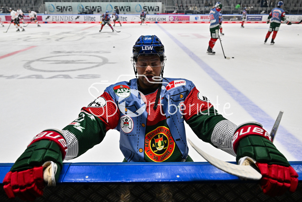 Augsburger Panther - Grizzlys Wolfsburg | Im Bild Madison BOWEY (Augsburger Panther 22) beim warmup vor der Partie / Einzelfoto / Freisteller / DEL: Augsburger Panther - Grizzlys Wolfsburg; Curt Frenzel Stadion am 10.10.2025