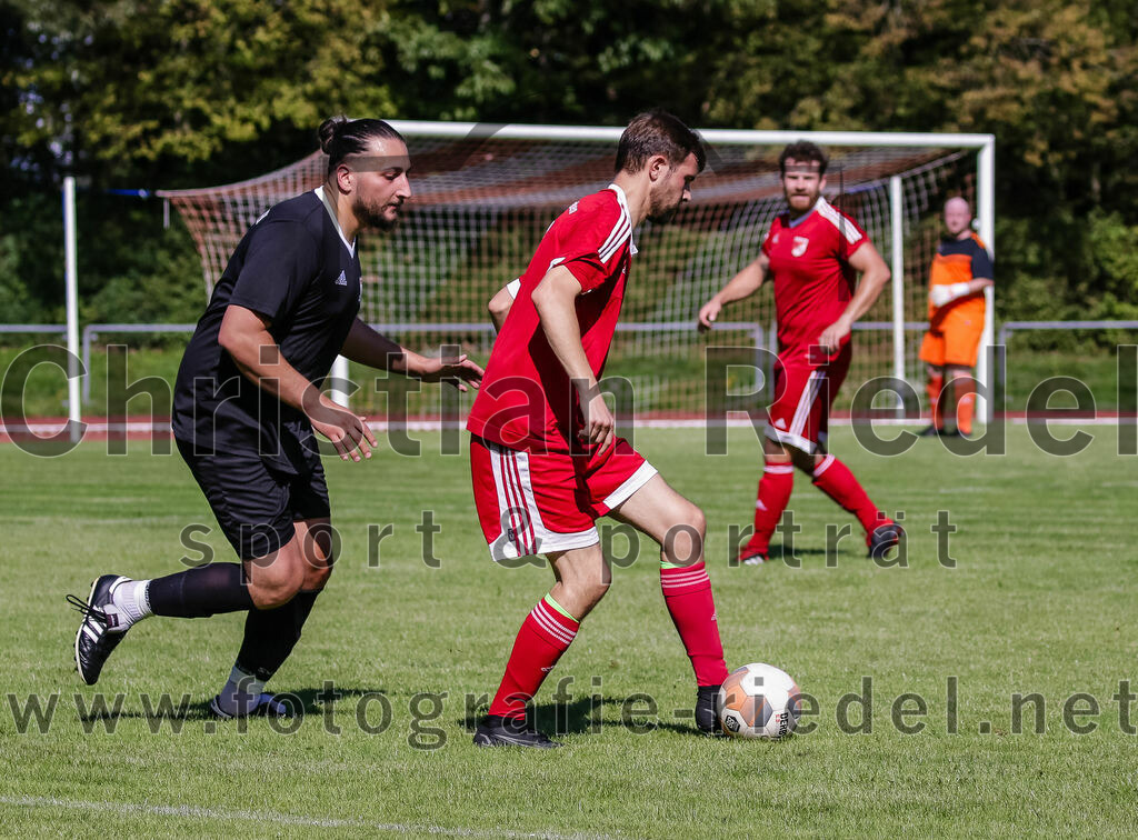 2023-09-02_066_SG_Markt_Schwaben_II_gegen_SV_Internationale_Taufkirchen_II | Markt Schwaben, Deutschland, 02.09.2023:
Fußball, C-Klasse 2023 / 2024, 3. Spieltag, (SG) Markt Schwaben II gegen SV Internationale Taufkirchen II, Endergebnis: 6:2

Oguz Arslan (SV Internationale Taufkirchen, #15), Korbinian Stern (SG Markt Schwaben, #7)

Foto: Christian Riedel / fotografie-riedel.net