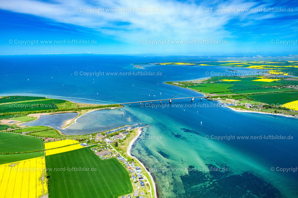 Fehmarn_Fehmarnsundbrücke_ELS_5034150522 | FEHMARN 15.05.2022 Blick auf die kombinierte Straßen- und Eisebahnbrücke Fehmarnsundbrücke, der Fehmarnsundquerung zwischen Fehmarn und dem Festland bei Großenbrode in Schleswig-Holstein. // Fehmarn Sund bridge between Fehmarn and the mainland at Grossenbrode in Schleswig-Holstein. Foto: Martin Elsen