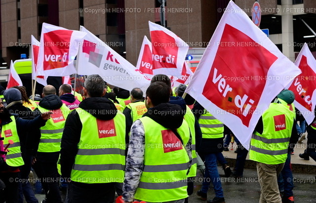 20230217-_D6H3697-streik-verdi-frankfurt-HENFOTO | 17.2.2023 Flughafen Frankfurt Main Warnstreik Vereinte Dienstleistungsgewerkschaft VERDI Kundgebung vor der Abflughalle - Flugbetrieb lahmgelegt - keine Starts Landungen (Foto: Peter Henrich) - Realisiert mit Pictrs.com
