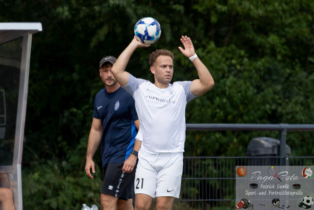 Testspiel: Spvgg. 03 Fechenheim - Türk Gücü Friedberg, 13.07.2024 | Kennedy Ogbonnaya (Spvgg. 03 Fechenheim #21) mit Ball beim Einwurf, Spvgg. 03 Fechenheim - Türk Gücü Friedberg, Frankfurt am Main, Sportanlage Birsteiner Straße, 13.7.2024 - Realisiert mit Pictrs.com