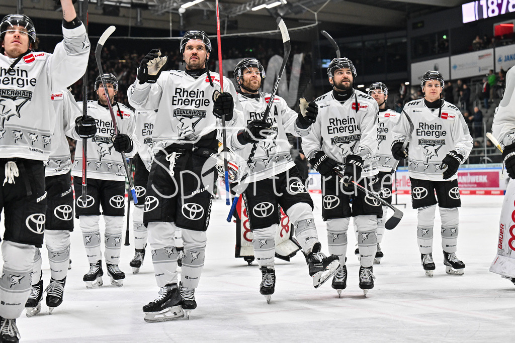 Augsburger Panther - Kölner Haie | AUGSBURG, GERMANY - 11. JANUARY: die Haie feiern zusammeb mit den Fans den 3-1 Auswärtssieg in Augsburg während dem Match zwischen den Augsburger Panthern und den Kölner Haien am 39. Spieltag der penny DEL im Curt Frenzel Stadion