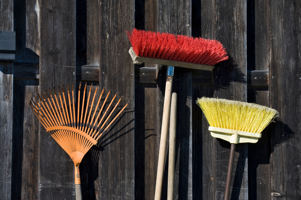 verschiedene Besen | Dornbirn, Austria - September 21, 2010: verschiedene farbige Besen an einer Holzwand. - Realisiert mit Pictrs.com