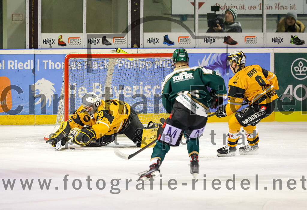 2026-02-27_087_TSV_Erding_gegen_EV_Fuessen | Erding, Deutschland, 27.02.2026:Eishockey, Oberliga Süd 2025 / 2026, 51. Spieltag, TSV Erding gegen EV Füssen, Endergebnis: 2:4Torwart Timotej Pancur (EV Füssen, #30), Sandro Mayr (EV Füssen, #9)Foto: Christian Riedel / fotografie-riedel.net