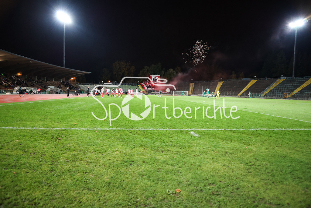 FC Augsburg II - FC Bayern Amateure | Die Fans aus Muenchen haben ein Intro vorbereitet / Choreo / Pyrotechnik / Pyro / Ultras /
