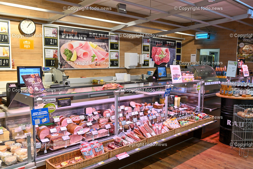 Unimarkt Dobetsberger_ Feldkirchen an der Donau_ 10.11.2023-2 | 10.11.2023, Feldkirchen an der Donau, AUT, Unimarkt, im Bild Feinkosttheke, Wurst, Speck, Fleisch