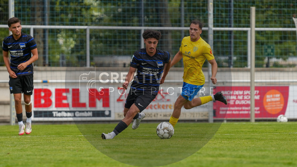 Fußball, Herren, Saison 2025/2026, 3. Luckenwalder Turmpokal, Werner-Seelenbinder-Stadion Luckenwalde, Spiel: FSV 63 Luckenwalde vs. Hertha BSC U19,  | Fußball, Herren, Saison 2025/2026, 3. Luckenwalder Turmpokal, Werner-Seelenbinder-Stadion Luckenwalde, Spiel: FSV 63 Luckenwalde vs. Hertha BSC U19,  Im Bild: Pasa Aydogan (m. Hertha BSC U19) - Realisiert mit Pictrs.com