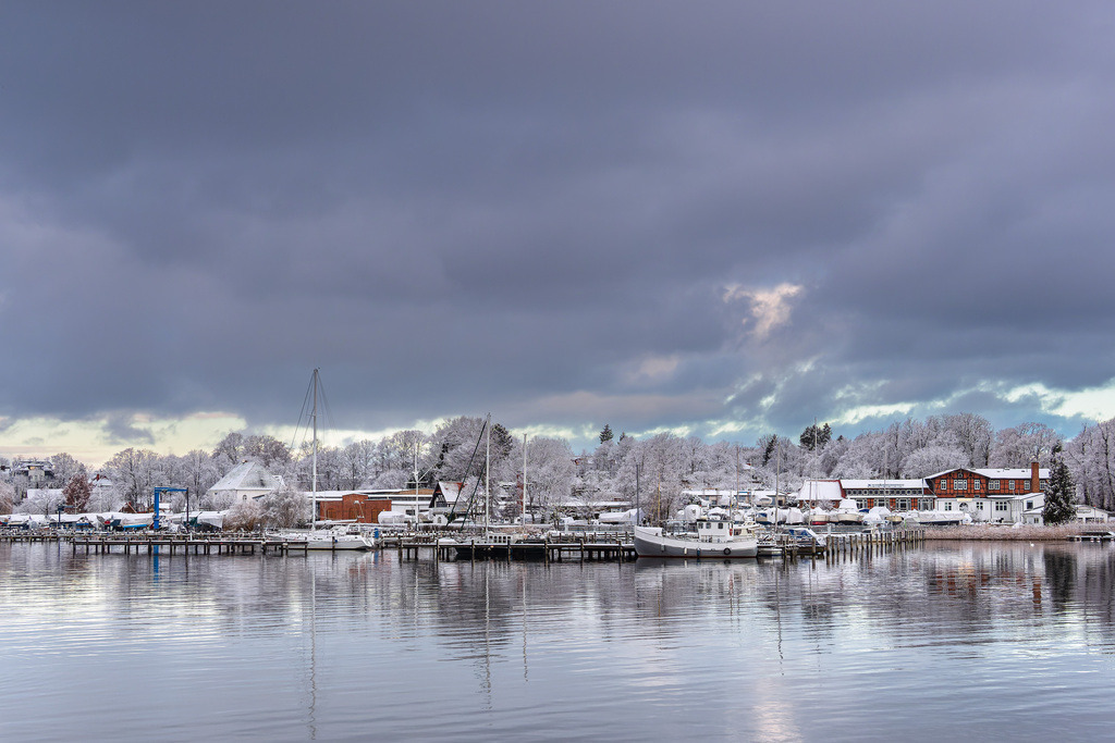 Blick vom Stadthafen über die Warnow auf Gehlsdorf in der Hansestadt Rostock im Winter | Blick vom Stadthafen über die Warnow auf Gehlsdorf in der Hansestadt Rostock im Winter.