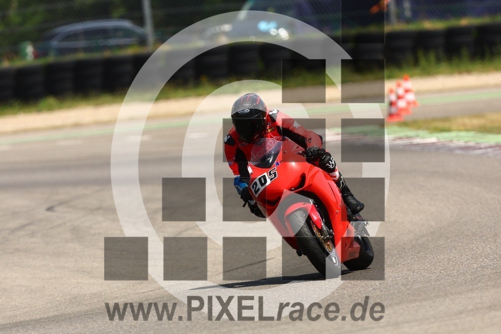 0205-20260525_02815 | Schöne Erinnerungen an spannende Momente - das festzuhalten ist unser Job. PIXELrace.de ist seit 2003 auf den Rennstrecken Europas unterwegs um die Action draußen beim Fahren und die wunderbare Stimmung imm Fahrerlager für euch einzufangen.