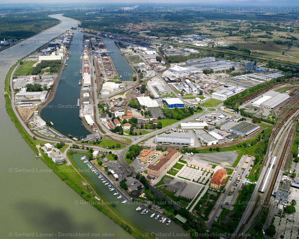 2626380 | KEHL 08.06.2006 Kaianlagen und Schiffs- Anlegestellen am Hafenbecken des Binnenhafen und Industriegebiet in Kehl im Bundesland Baden-Württemberg, Deutschland. // Quays and boat moorings at the port of the inland port and Industriegebiet in Kehl in the state Baden-Wurttemberg, Germany. Foto: Gerhard Launer
