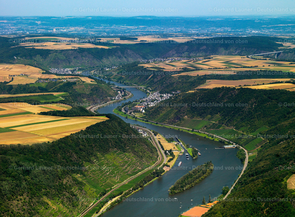 2721672 | Weinhänge an der Mosel bei  Oberfell