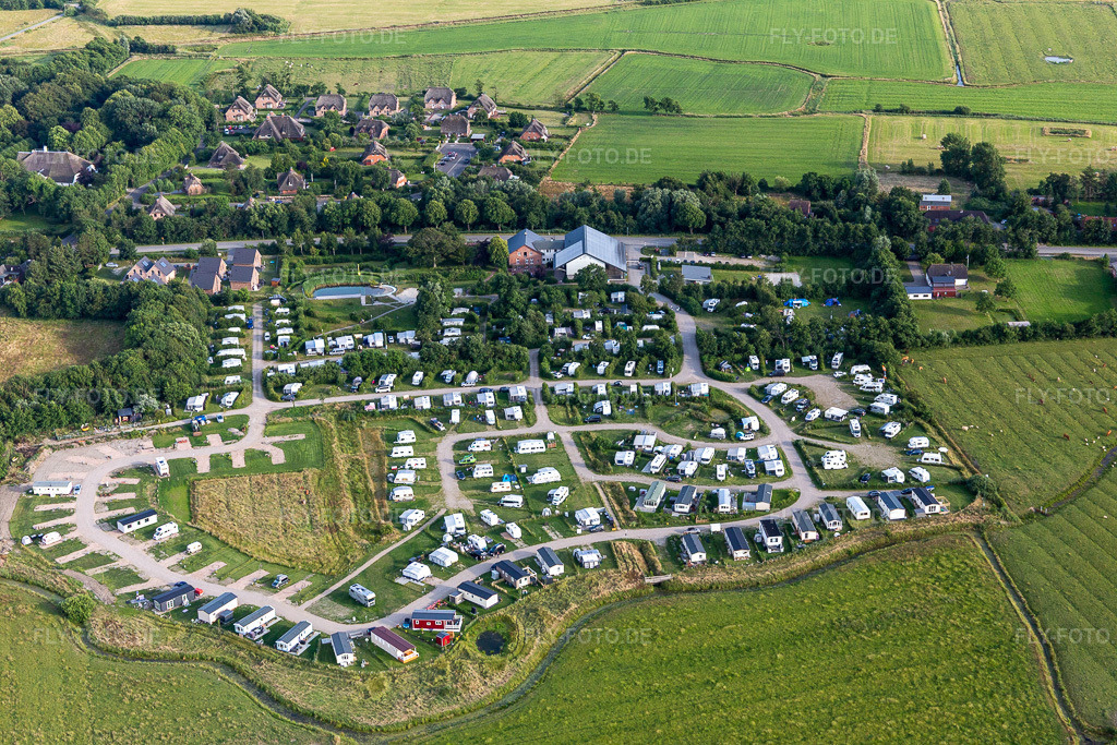Luftbild: Campingplatz MeerGrün im Ortsteil Süderdeich in Tating im Bundesland Schleswig-Holstein in Deutschland. Foto: IMG_0007246.jpg vom 10.07.2021 durch Werner Riehm/FLY-FOTO.de