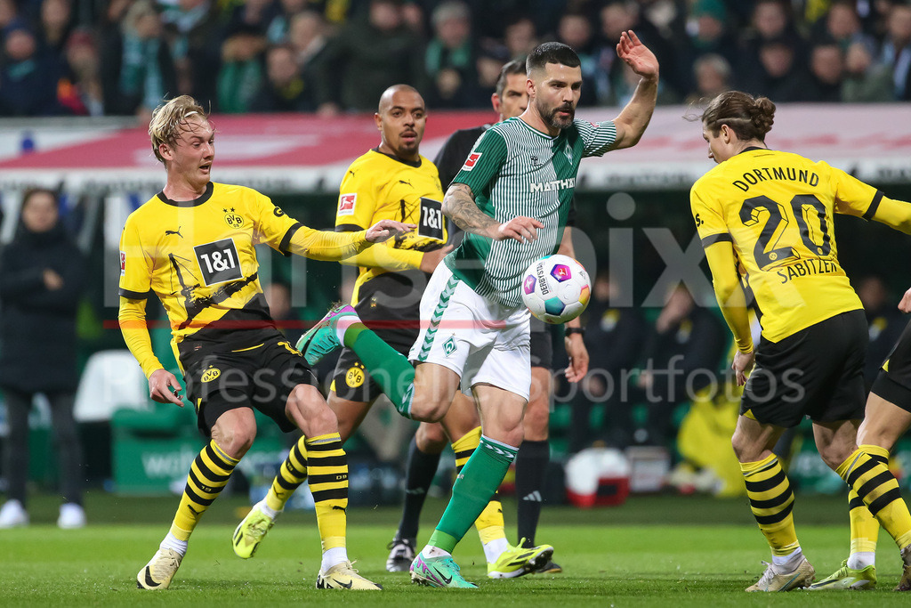 Fussball, Bundesliga, SV Werder Bremen - Borussia Dortmund | v.li.: Julian Brandt (Borussia Dortmund, BVB, 19), Anthony Jung (SV Werder Bremen, 3) und Marcel Sabitzer (Borussia Dortmund, BVB, 20) im Zweikampf, Duell, Dynamik, Aktion, Action, Spielszene, DIE DFL-RICHTLINIEN UNTERSAGEN JEGLICHE NUTZUNG VON FOTOS ALS SEQUENZBILDER UND/ODER VIDEOÄHNLICHE FOTOSTRECKEN. DFL REGULATIONS PROHIBIT ANY USE OF PHOTOGRAPHS AS IMAGE SEQUENCES AND/OR QUASI-VIDEO.