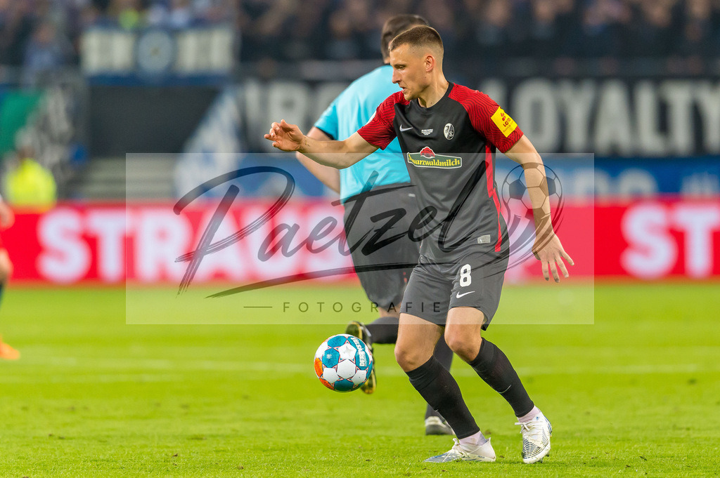HSVSCF20220419_323 | Fussball, Herren: Maximilian Eggestein (SC Freiburg) in Aktion, am Ball, Einzelaktion beim DFB-Pokal-Halbfinalspiel zwischen Hamburger SV und SC Freiburg im Volksparkstadion am 19.04.2022 in Hamburg, Deutschland.DFB / DFL REGULATIONS PROHIBIT ANY USE OF PHOTOGRAPHS AS IMAGE SEQUENCES AND/OR QUASI-VIDEO. - Realisiert mit Pictrs.com