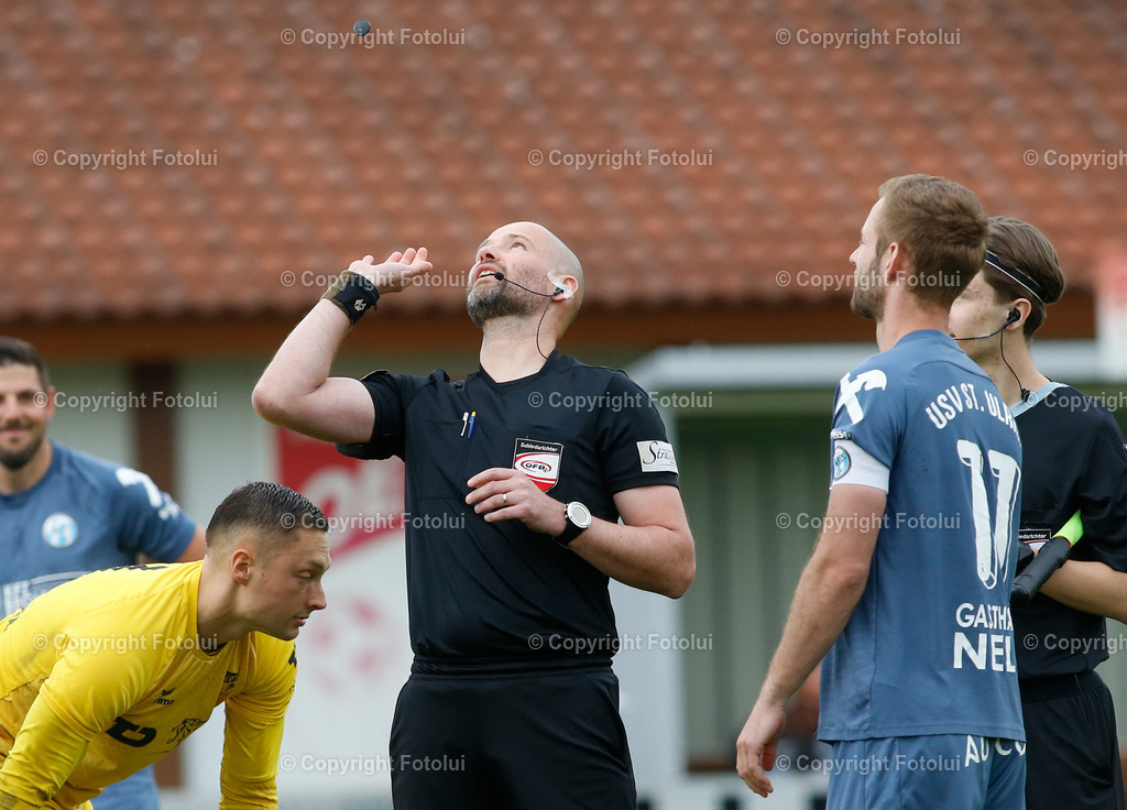 A_LUI_03052025_0005 | SPORT FUSSBALL LL.OST ASKOE OEDT 1B-USV ST.ULRICH 03.05.2025IM BILD: SCHIEDSRICHTER HUBINGER BEIM MUENZWURF FOTO:FOTOLUI