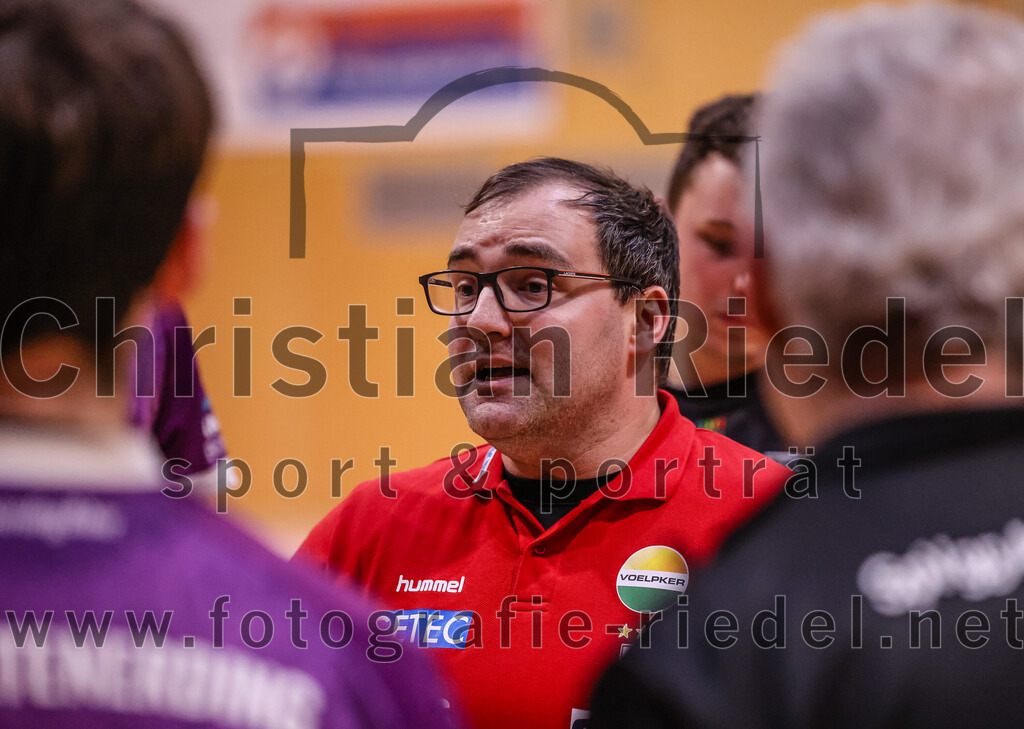 2025-02-15_069_SpVgg_Altenerding_gegen_SVW_Burghausen | Erding, Deutschland, 15.02.2025:Handball, Bezirksoberliga Männer 2024 / 2025, 16. Spieltag, SpVgg Altenerding gegen SVW Burghausen, Endergebnis: 32:31Trainer Simon Klawe (SpVgg Altenerding)Foto: Christian Riedel / fotografie-riedel.net
