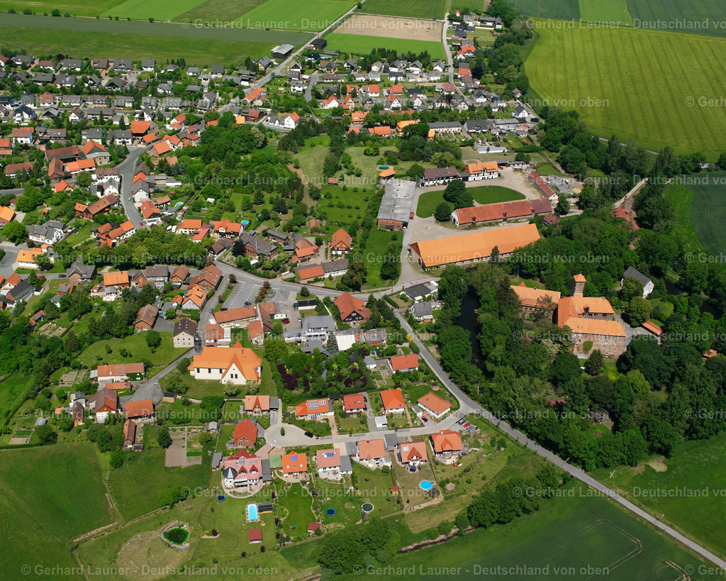 2638274 | WIEDELAH 09.06.2006 Wohngebiet einer Einfamilienhaus- Siedlung  in Wiedelah im Bundesland Niedersachsen, Deutschland // Single-family residential area of settlement  in Wiedelah in the state Lower Saxony, Germany Foto: Gerhard Launer