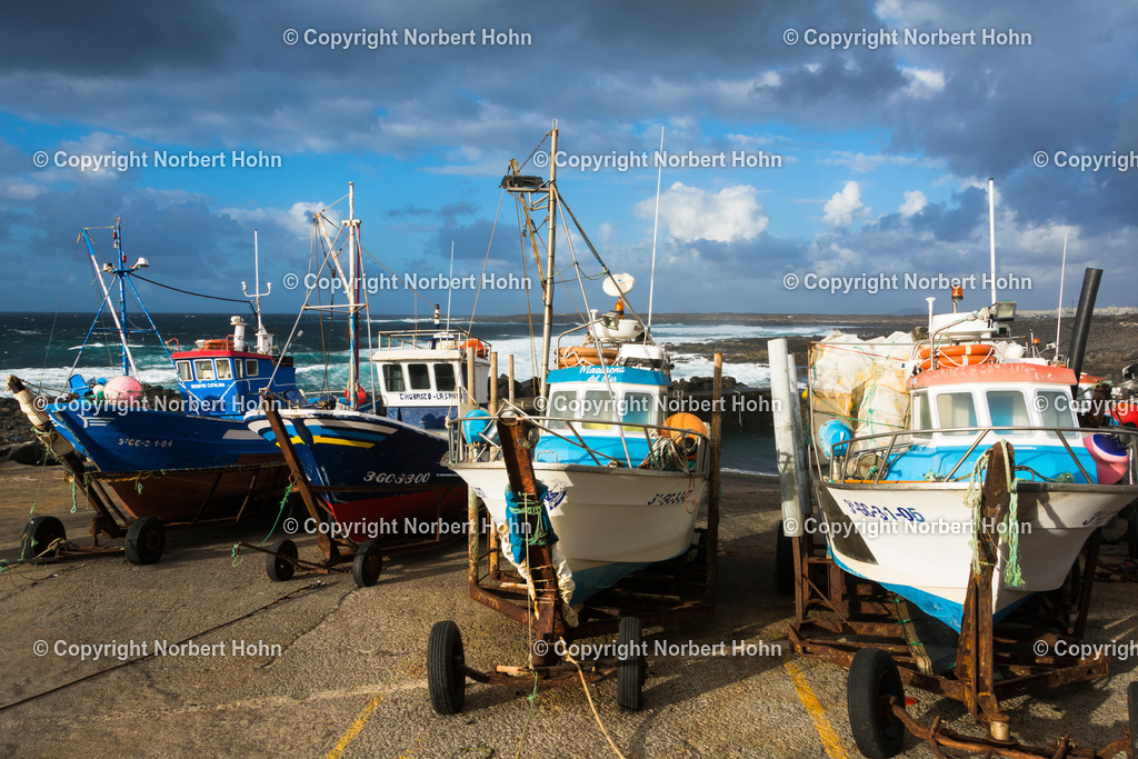 LAZ_4182 | Fischerboote im Hafen von La Santa auf Lanzarote. - Realisiert mit Pictrs.com