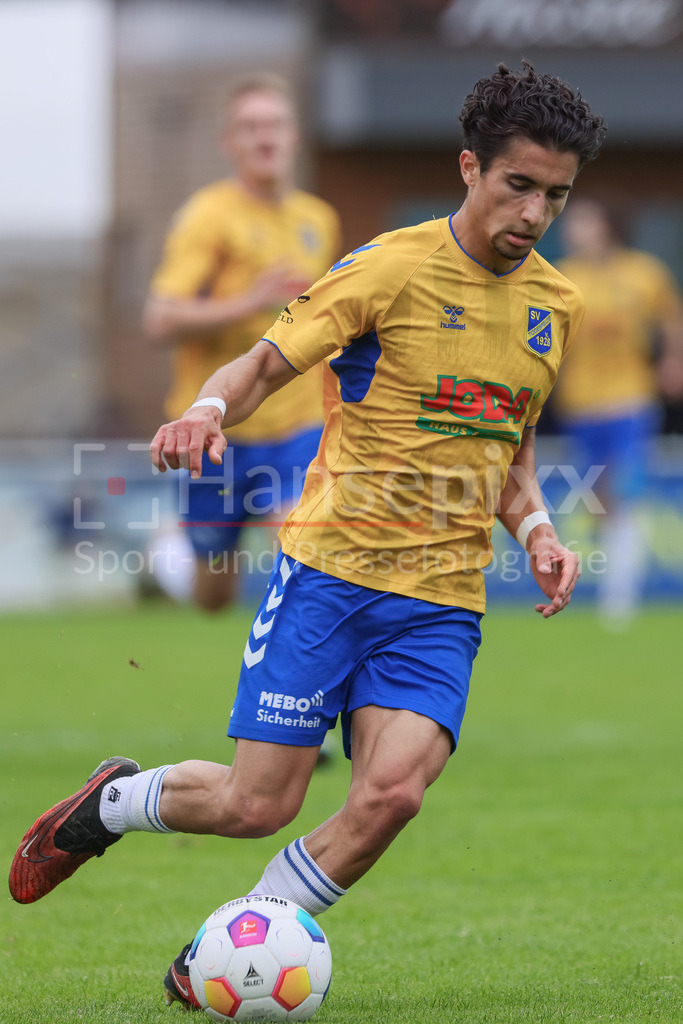 Fussball, Relegation Regionalliga Nord, SV Werder Bremen II - Holstein Kiel II | v.li.: Julius Jamal Kliti (SV Todesfelde, 19) am Ball, Einzelbild, Ganzkörper, Aktion, Action, Spielszene