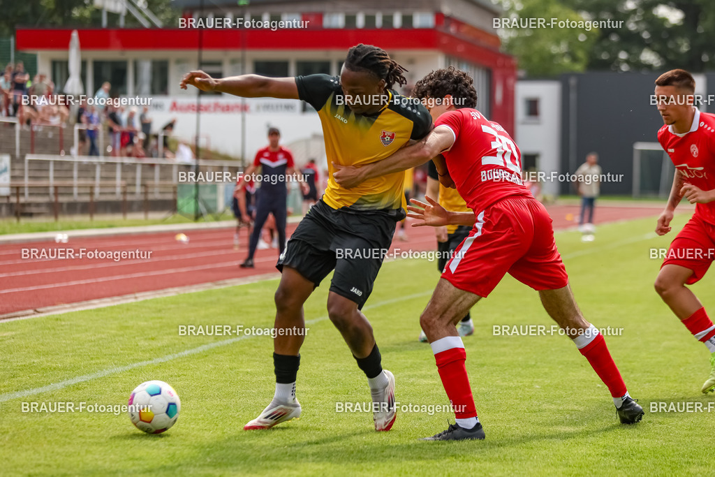 1_SVSKFC_20250726_1606.JPG -  - SV Schermbeck - KFC Uerdingen  - Testspiel | Schermbeck, Deutschland, 26.07.25: Derick Kwaku Gyamfi (KFC Uerdingen) und Ilias Bouassaria (SV Schermbeck) im Kampf um den Ball während des Testspiel Spiels zwischen SV Schermbeck - KFC Uerdingen  in der Volksbank Arena am 26. July 2025 in Schermbeck, Deutschland. (Foto von Stefan Brauer/Brauer-Fotoagentur)
