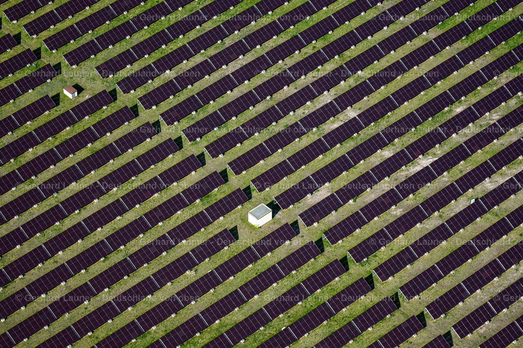 4025793 | ERFURT 06.05.2020 Solarkraftwerk und Photovoltaik- Anlagen der SWE Strom und Heizkraftwerk der SWE Wärme entlang der Stotternheimer Straße im Ortsteil Hohenwinden in Erfurt im Bundesland Thüringen, Deutschland. Weiterführende Informationen bei: SWE Stadtwerke Erfurt GmbH. // Solar power plant and photovoltaic systems and cogeneration plant along the Stotternheimer Strasse in the district Hohenwinden in Erfurt in the state Thuringia, Germany. Further information at: SWE Stadtwerke Erfurt GmbH. Foto: Gerhard Launer