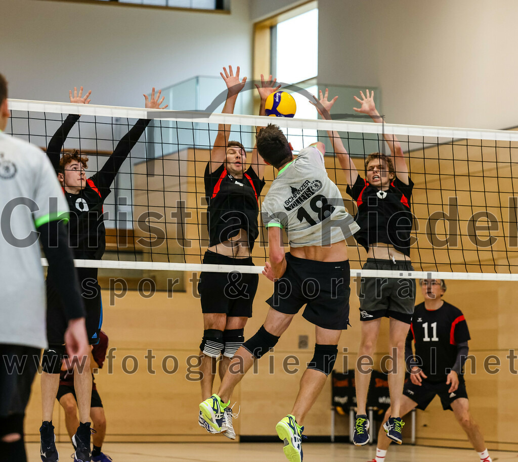 2021-11-27_100_TuS_Oberding_II_gegen_MTV_1881_Ingolstadt_III | Oberding, Deutschland, 27.11.2021:
Volleyball, Kreisliga 2021 / 2022, 5. Spieltag, TuS Oberding II gegen MTV 1881 Ingolstadt III, Endergebnis: 3:2

Hayden Lorenz (TuS Oberding, #9), Christoph Stegemann (TuS Oberding, #7), Karl Scholz (TuS Oberding, #3)

Foto: Christian Riedel / fotografie-riedel.net