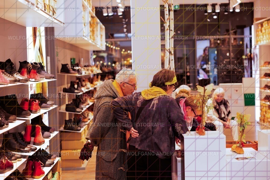 20251130-104755_Schmuck_R3A_0162_wa | Eine besondere Vernissage mitten im Flagship-Store von BÄR Schuhe in Frankfurt: Schmuck trifft auf orthopädische Schuhkunst, Design auf Wohlgefühl. Zwischen funkelnden Details und anatomischer Präzision entstand ein Abend voller Stil, Inspiration und echter Handwerksqualität. Ein herzliches Dankeschön an Alexandra Feirer für die großartige Gastfreundschaft und diesen stimmungsvollen Rahmen. - Realisiert mit Pictrs.com