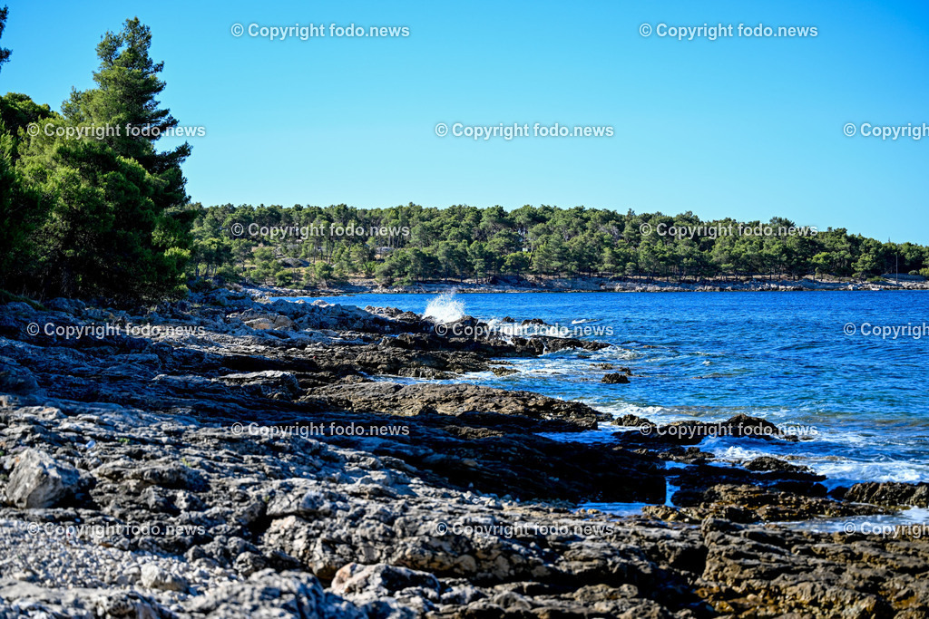 Kroatien_ Brac_ Insel in Dalmatien_ Milna_ 18.07.2025-25 | 18.07.2025, Kroatien, HRV, Brac, Insel in Dalmatien, Milna im Bild Themenbild, Strand, Felsen, Meer, Wasser, Adria, blau, Lagune, Badeplatz, Kueste, typischer Kuestenabschnitt in Kroatien, Kiefernwald, Feature, Symbolbild
