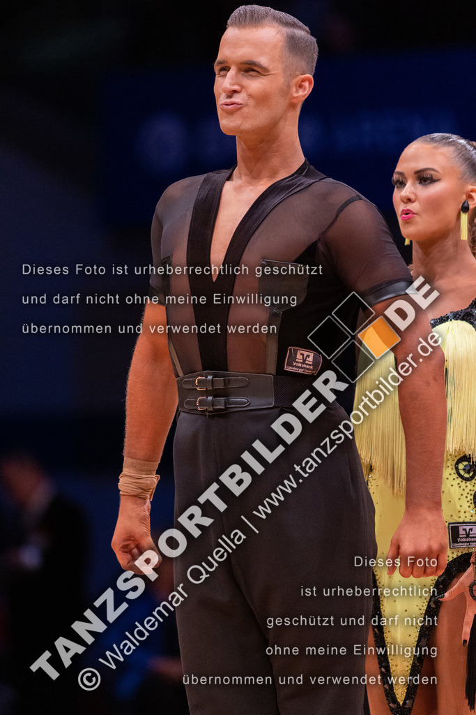 20221112-07424 | Hier finden Sie Tanz Bilder vom Latein und Standard Formationen tanzen. Sportbilder vom Tanzsport. Schöne Fotos und von Weltmeisterschaft, Europameisterschaft, Bundesliga, Regionalliga, Oberliga und Landesliga sowie von GOC Stuttgart, DanceComp, WM Bremen