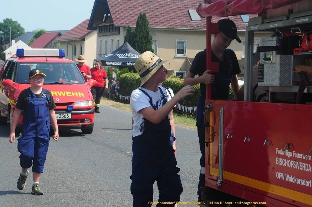 Geißmannsdorf-2026-Festumzug-203 | Festumzug in Geißmannsdorf bei Bischofswerda im Juni 2026. Fotografische Eindrücke und Momentaufnahmen vom Festumzug anläßlich des 800-jährigen Bestehens von Geißmannsdorf - mit Teilnehmern und Gästen, Strohpuppen und geschmückten Vorgärten und Grundstücken - Realisiert mit Pictrs.com