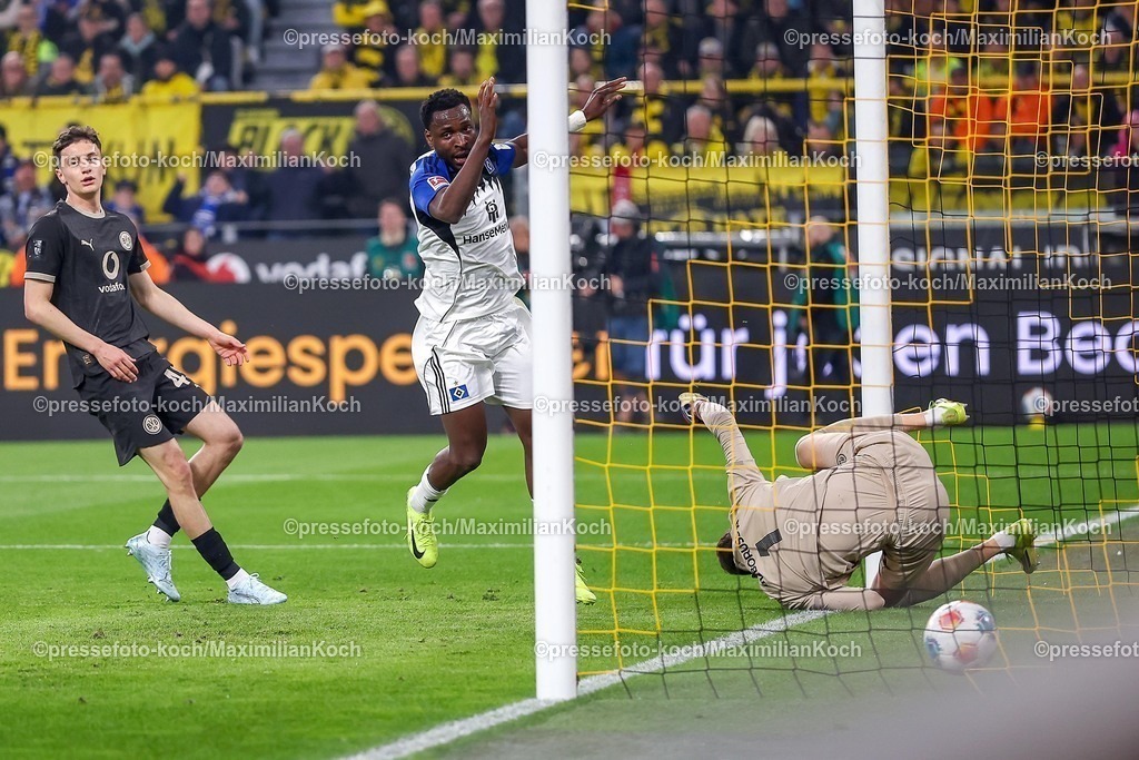 BVB21032601021 | 21.03.2026, Fußball, Borussia Dortmund - Hamburger SV, 1. Fußball Bundesliga, 27. Spieltag, Signal Iduna Park, Saison 2025 2026: Torschuss Schuss Treffer Tor zum 1:0 durch Torschütze Philip Otele&nbsp; (HSV #27)  auf das Tor von Torwart Gregor Kobel&nbsp;(BVB #01)    DFB regulations prohibit any use of photographs as image sequences and or quasi-video.