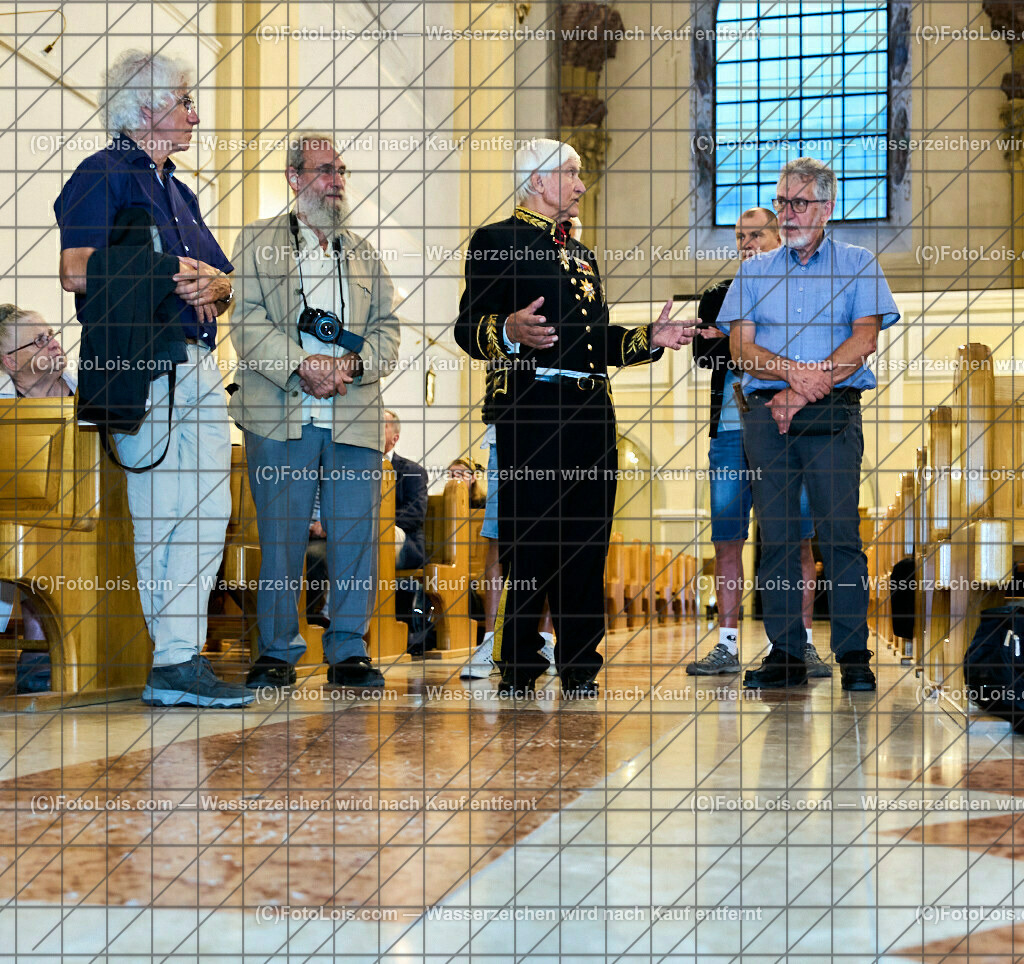 ALP3864_Jeanne de Ferrette_Kranzniederlegung_Grabplatte_Hildebrand | (C)FotoLois.com, Alois Spandl, 700stes Hochzeitsjubiläum - Albrecht II. mit Johanna von Pfirt in Thann (FR) im März 2024. Empfang des Organistionskommitees aus der Region Ferrette (Pfirt)/Thann aus dem Elsass mit Empfang durch die Stadtgemeinde und Bezirkshauptmannschaft Scheibbs im Schloss Scheibbs und anschließender Kranzniederlegung in der Kartausenkirche über der Krypta des Gründerehepaares durch Mitglieder des Templer Ordens im Beisein von Mitgliedern der Goldhaubengruppen, Fr 22. September 2023.