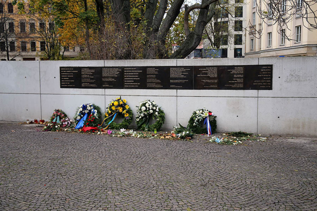 Foto: Leipzig - Synagogendenkmal | Das Team hinter BILDLEXIKON LEIPZIG bündelt historische wie aktuelle Informationen über die Stadt Leipzig in Text und Bild auf einer Plattform und stellt diese der interessierten Öffentlichkeit zur Verfügung.