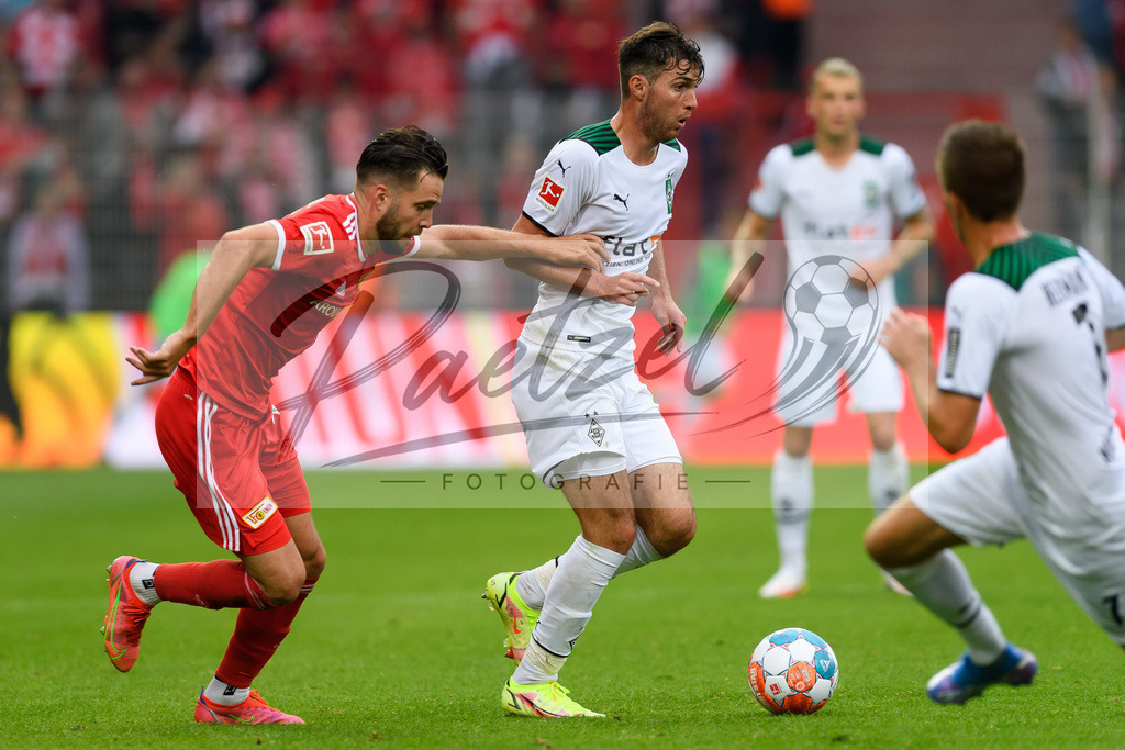 FCUBMG20210829_205 | Fussball, Herren: Joe Scally (Borussia Moenchengladbach) und Niko Giesselmann (1.FC Union Berlin) im Zweikampf beim Spiel der 1. Bundesliga zwischen 1. FC Union Berlin und Borussia Moenchengladbach im Stadion An der Alten Foersterei am 29.08.2021 in Berlin, Deutschland. - Realisiert mit Pictrs.com