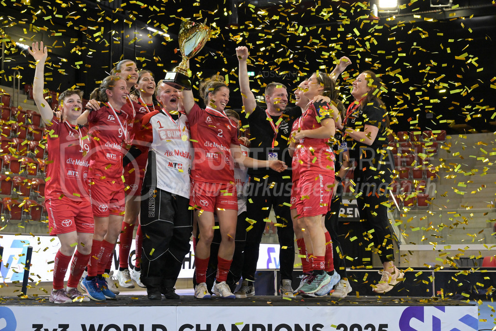 3v3 World Floorball Championships 2025 - Medal Ceremony | Switzerland becomes 3v3 world champion, during 3v3 World Floorball Championships 2025, Switzerland: 03.05.2025, Winterthur, AXA ArenaEvent page: <a href="https://www.u19wfc2025.ch/">www.u19wfc2025.ch</a>Credit: Markus Aeschimann, <a href="https://markus-aeschimann.ch">markus-aeschimann.ch</a>Instagram: <a href="https://instagram.com/sportfotografie.aeschimann">@sportfotografie.aeschimann</a> - Realisiert mit Pictrs.com