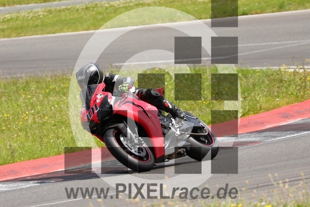 0301-PXR58947 | Schöne Erinnerungen an spannende Momente - das festzuhalten ist unser Job. PIXELrace.de ist seit 2003 auf den Rennstrecken Europas unterwegs um die Action draußen beim Fahren und die wunderbare Stimmung imm Fahrerlager für euch einzufangen.