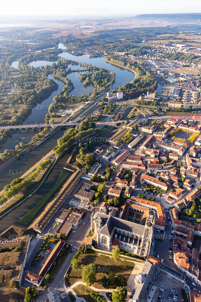 Vue aérienne: Cathédrale Saint-Étienne de Toul à Toul dans le département Meurthe et Moselle, France. Photo: IMG_118118.jpg prise le 15/09/2019 par Werner Riehm/FLY-FOTO.eu – Résolution de l'original: 3515 x 5273 px