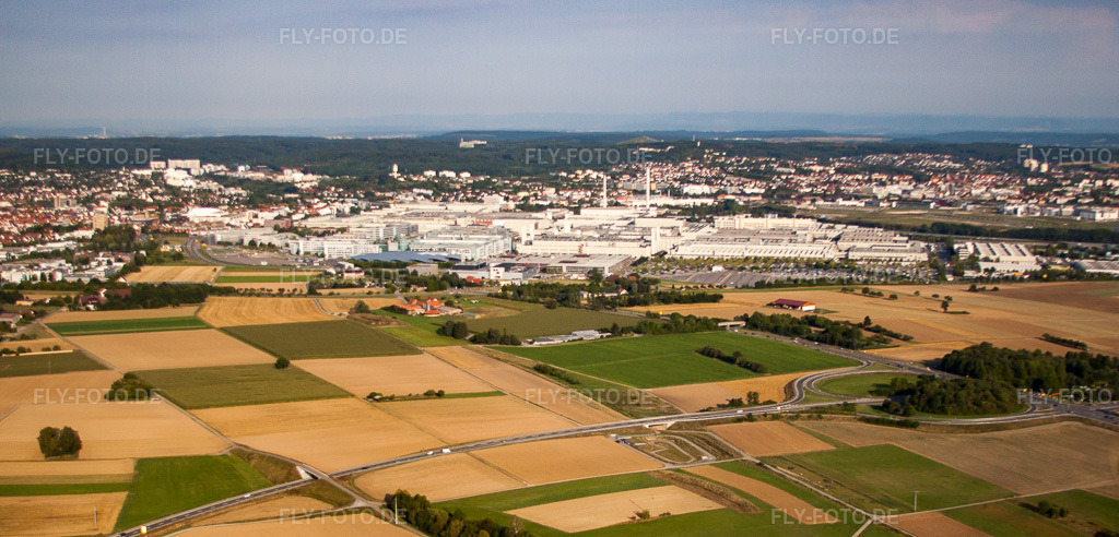 Luftbild: Mercedes Benz Werk in Sindelfingen im Bundesland Baden-Württemberg in Deutschland. – Foto: IMG_52518.jpg vom 23.08.2012 durch Werner Riehm/FLY-FOTO.de – Auflösung des Originals: 4377 x 2103 px
