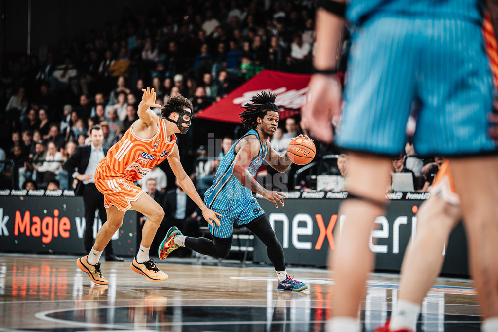 Basketball | Männer | Saison 2025/2026 | easyCredit Basketball Bundesliga | Veolia Towers Hamburg vs. Ratiopharm Ulm | 18.01.2026 | v.l. Alec Anigbata (#21, Ratiopharm Ulm) gegen Leonard Thorpe Jr. (#2, Veolia Towers Hamburg)