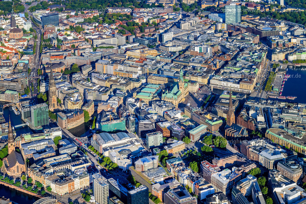 Hamburg_Mitte_ELS_9643070923 | HAMBURG 20.08.2023 Stadtzentrum im Innenstadtbereich am Ufer der Alster im Ortsteil Altstadt in Hamburg, Deutschland. // The city center in the downtown area on lake side of Alster in the district Altstadt in Hamburg, Germany. Foto: Martin Elsen