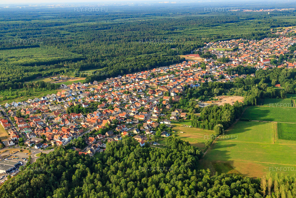 Vue aérienne: Vue de la ville depuis le sud à Schirrhein dans le département Bas Rhin, France – .Photo: IMG_30458.jpg prise le 09/07/2010 par Werner Riehm/FLY-FOTO.eu – Résolution de l'original: 4752 x 3168 px