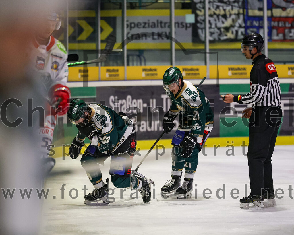 2026-01-18_128_TSV_Erding_gegen_Selber_Woelfe | Erding, Deutschland, 18.01.2026:Eishockey, Oberliga Süd 2025 / 2026, 38. Spieltag, TSV Erding gegen Selber Wölfe, Endergebnis: 2:3 n.V.Björn Salhi (Erding Gladiators, #13), Erik Modlmayr (Erding Gladiators, #21)Foto: Christian Riedel / fotografie-riedel.net