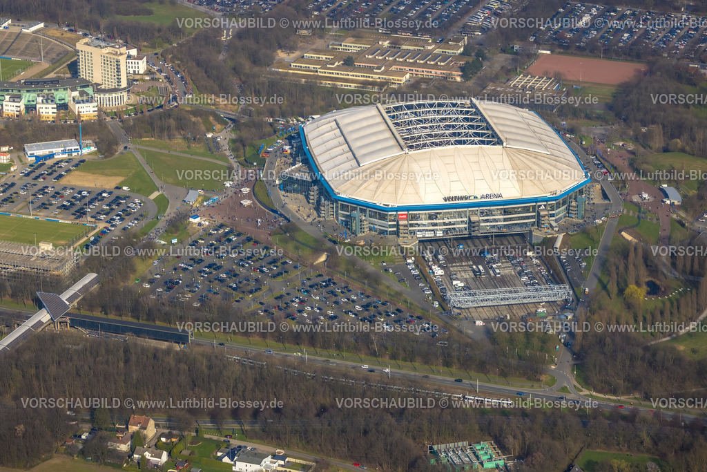 Gelsenkirchen240304850Schalke | Luftbild, Veltins-Arena Bundesligastadion des FC Schalke 04 mit offenem Dach und gefüllten Parkplätzen, Fußballfans am Stadion, Berger Feld, Erle, Gelsenkirchen, Ruhrgebiet, Nordrhein-Westfalen, Deutschland